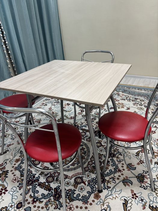 Стол для кухни и стульями