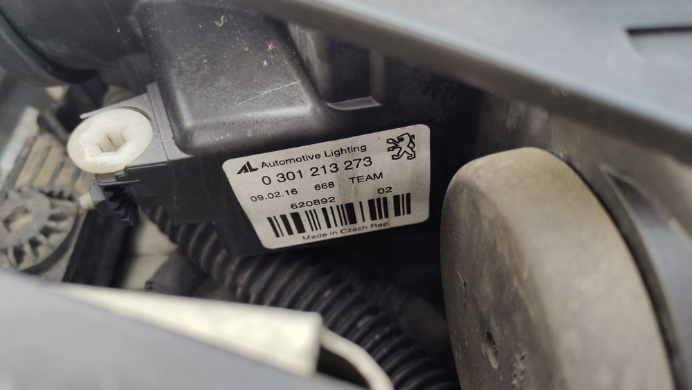 Faruri xenon stanga dreapta Peugeot 407 originale