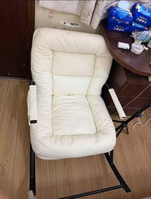 Кресло-качалка с мягкими подушками и металлическим каркасом