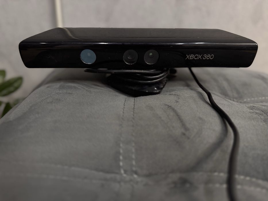 Продам Xbox 360 Slim (прошитая) с Kinect и 30+ играми