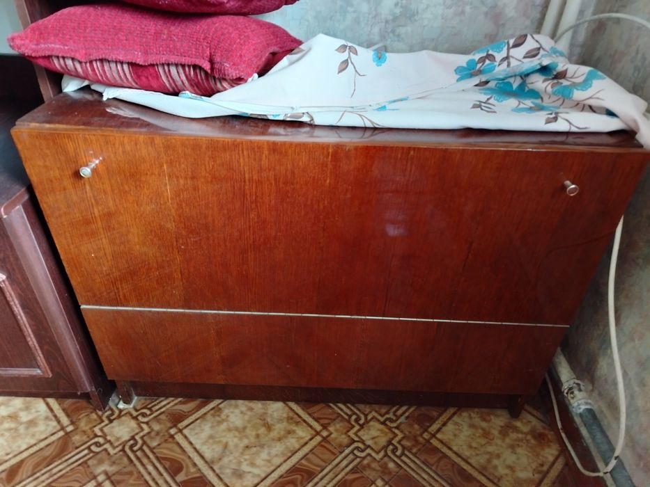 Продам тумбы столы кресло севант