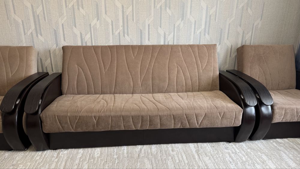 Диван с двумя креслами