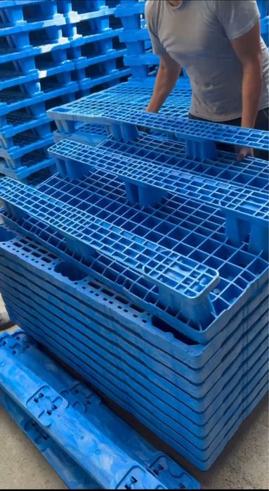 Импортные пластиковые европоддоны.