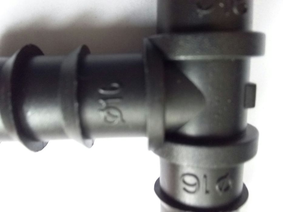 Пластиковые тройник для шланга.