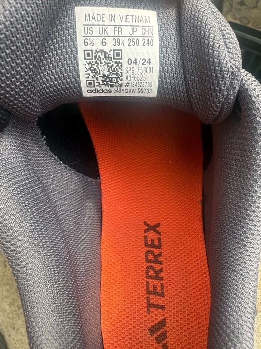 Продавам юношески туристически обувки/маратонки Adidas Terrex AX4R, размер 39 1/3.