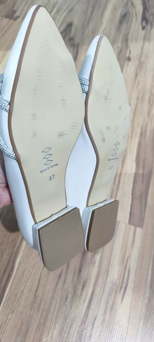 Бели дамски обувки