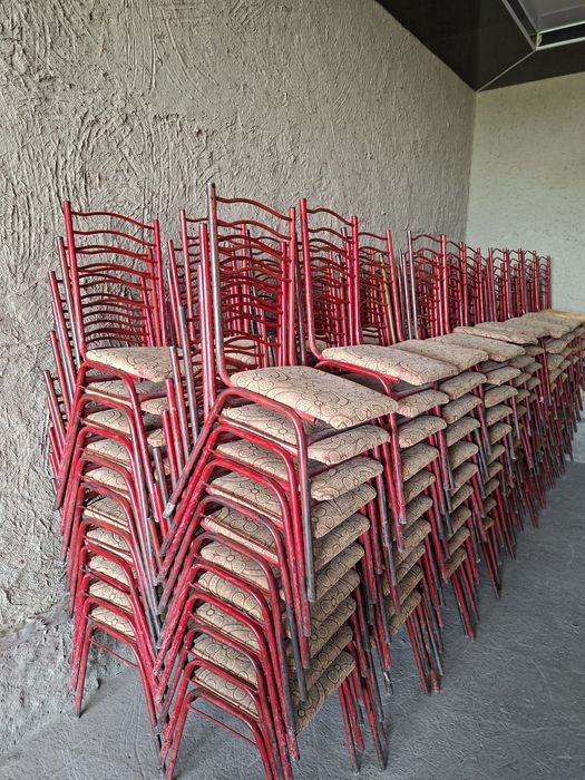 To‘y va marosimlar uchun stol stullar sotiladi. Idishlari bilan