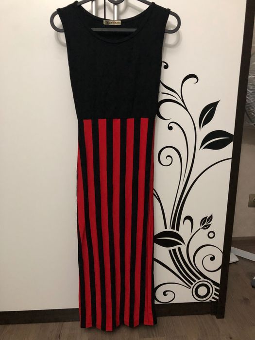 Продаются платья.