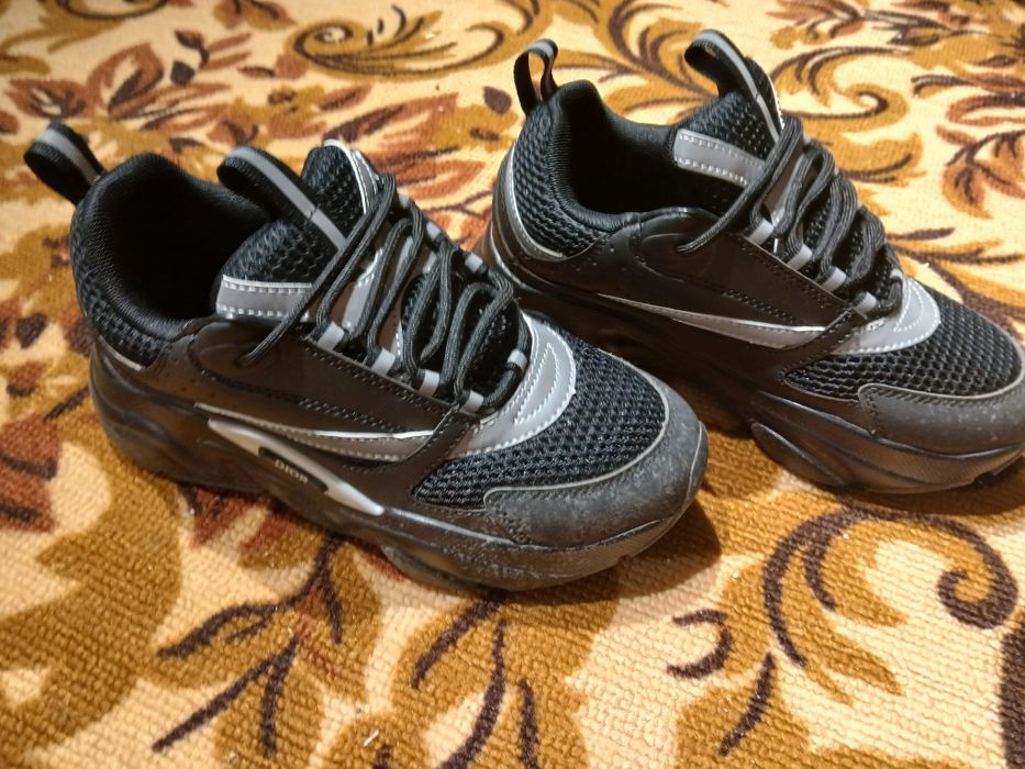 Продам кроссовки Dior B22