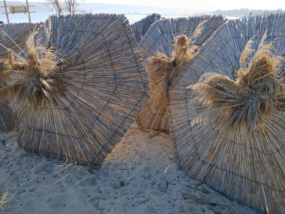 Плажни чадъри,основа желязо и шапката е от папур.Над 60бр