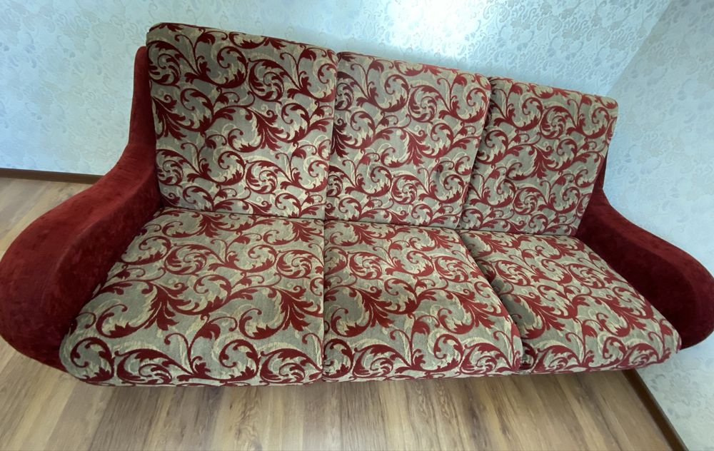 Бордовый диван с двумя креслами