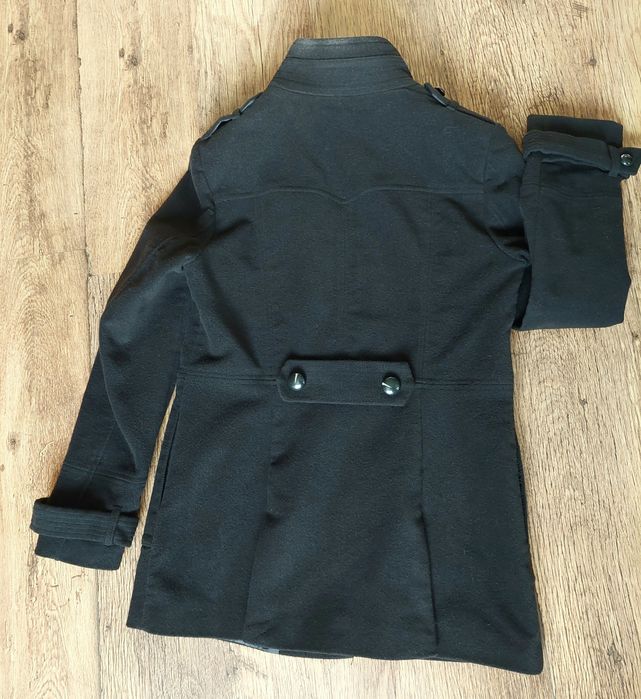 Черно и маслено зелено палто