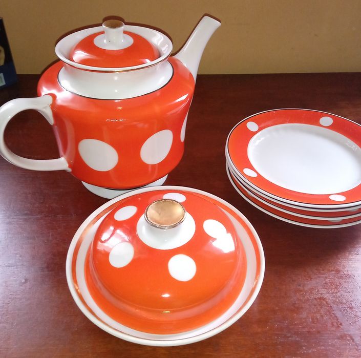 Большой чайник (1,8 л)+маслёнка+4 тарелки.Фарфор СССР,горошек