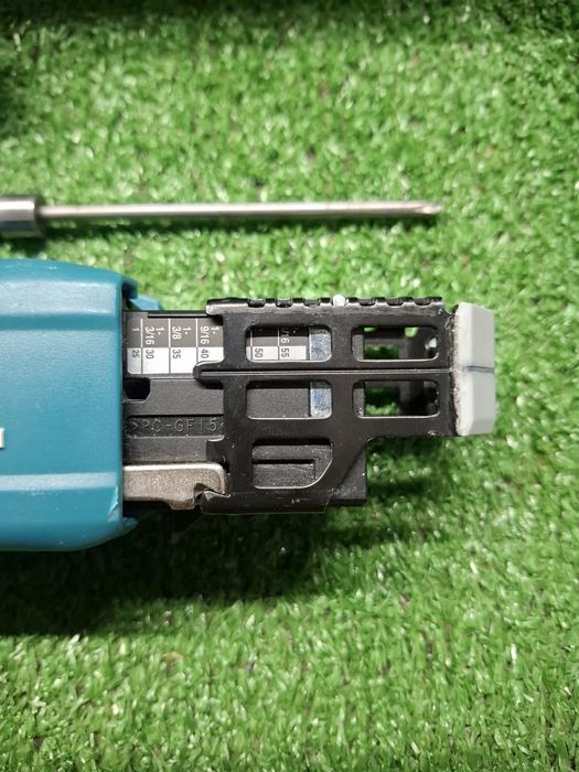 Винтоверт за гипсокартон на Makita DFS452 + пълнител