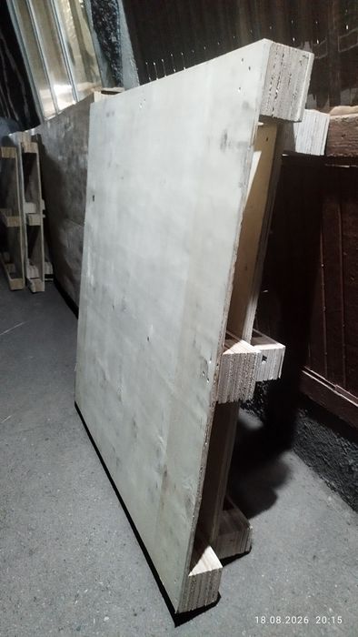Продам  фанеру с паллетой срочно