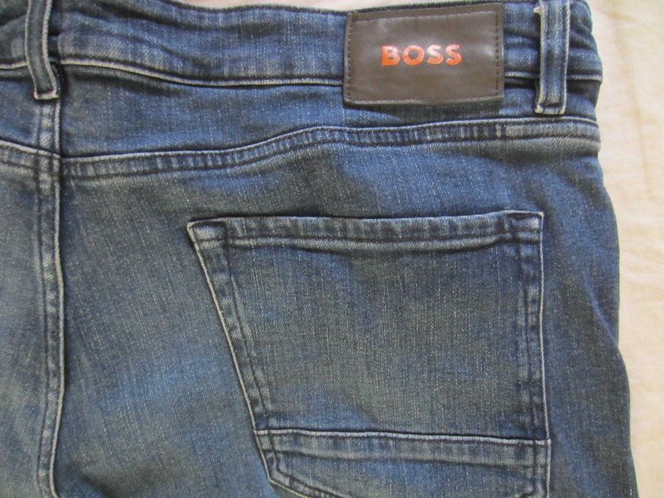 Blugi Hugo Boss, model Maine, masura W40 L34, Talie=104cm,Lung=105cm,croiala dreapta,fermoar 99%bumbac+ 1%elasthan, stare f.buna, fabricati in Tunisia