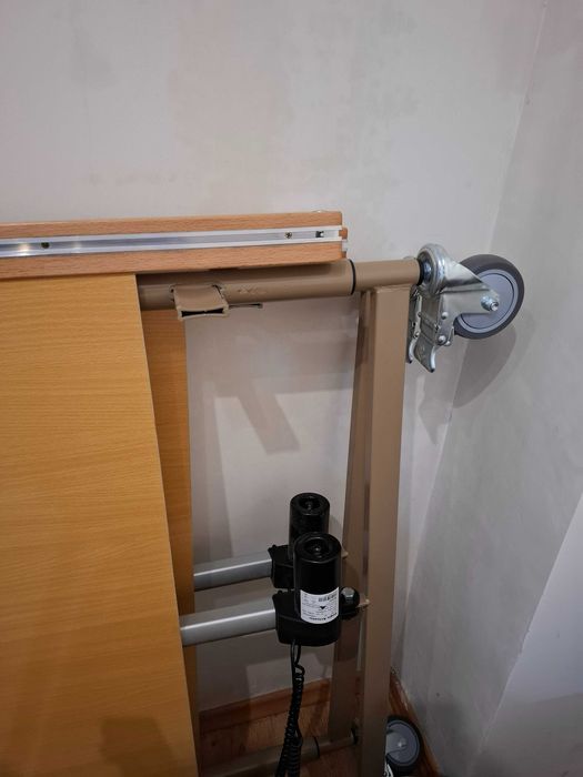 Електрическо болнично легло с дунапренен матрак, в отлично състояние