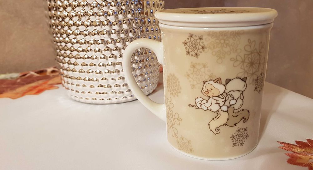 Cană cu capac și infuzor din porțelan