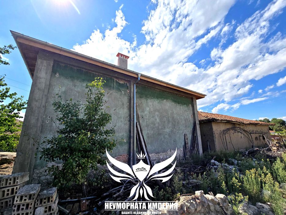 Продавам двуетажна къща с постройки 320РЗП с 1600кв двор село Ахматово