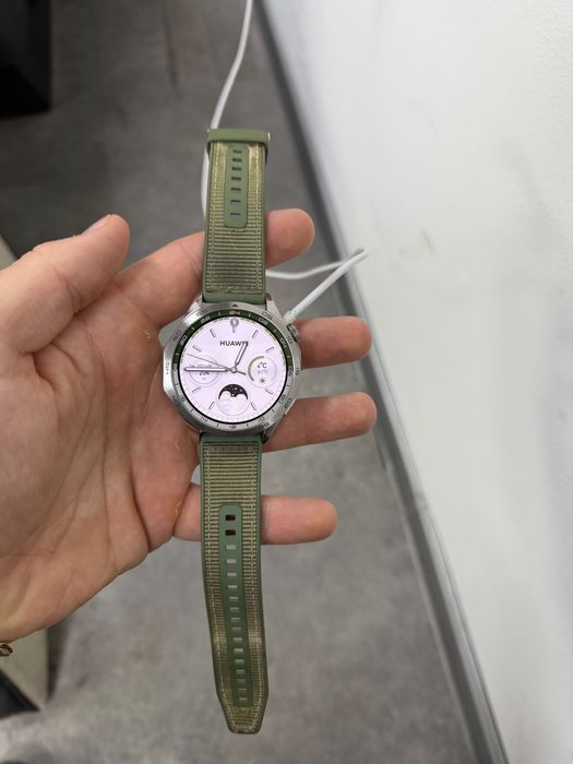 Смарт часовник Huawei GT4
