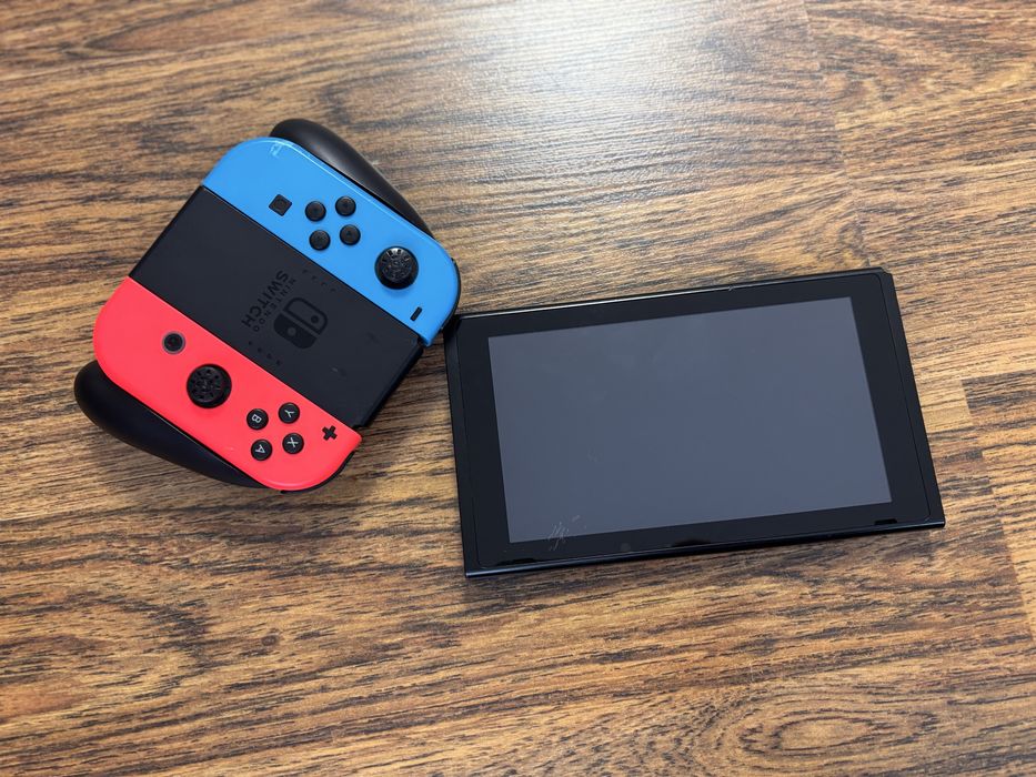 Nitendo Switch + 2 Jocuri