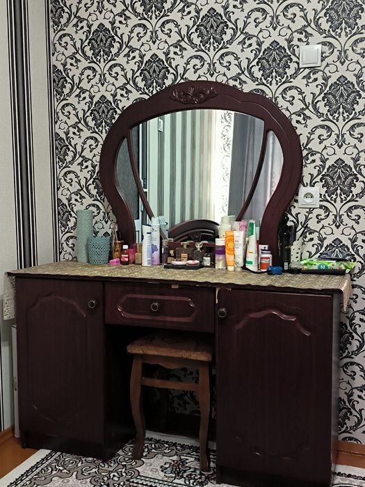 Спальный гарнитур из массива, шкаф, кровать и трюмо зеркало