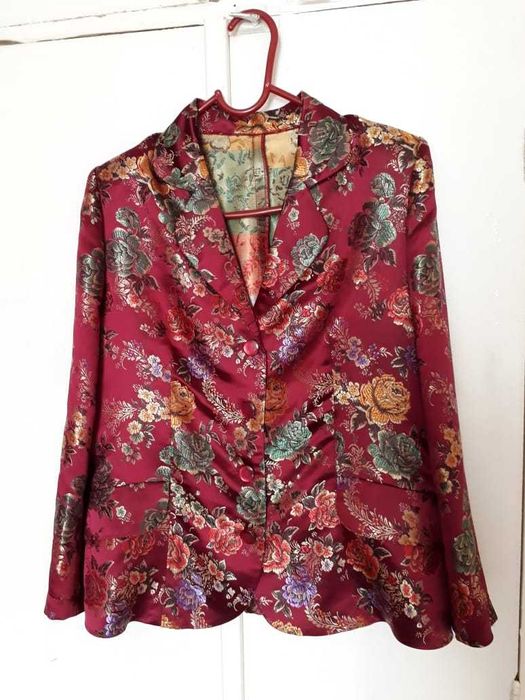 Женская одежда: костюм и блузки