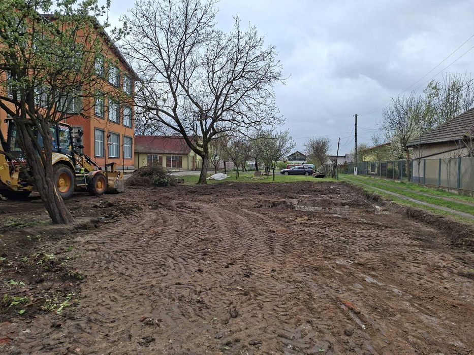 inchiriez teren Dumbravita strada Conac langa cladirea rosie