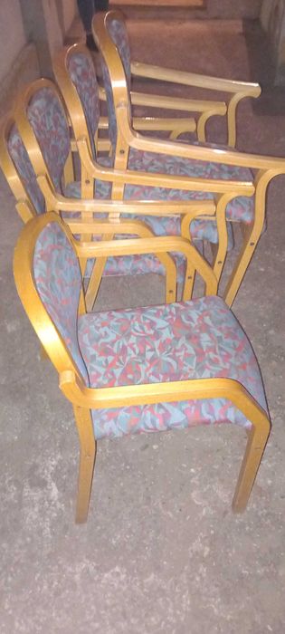 Vand mai multe scaune stivuibile, in stare foarte buna