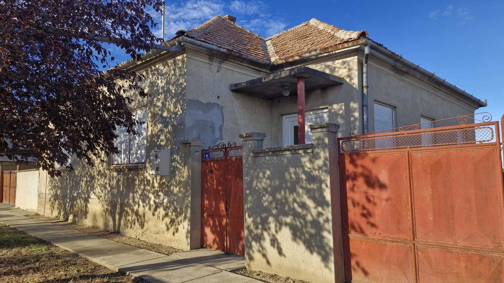 Casă cu 4 camere, teren de 1000 mp, curte 437 mp, suprafata utila 92 mp.