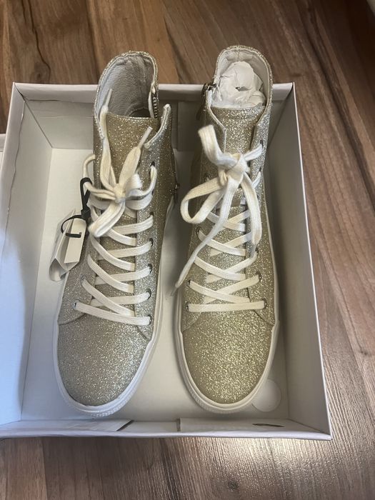 Дамски златисти кецове Скалпърс