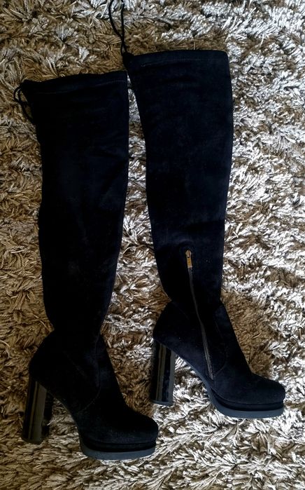 Черни велурени ботуши