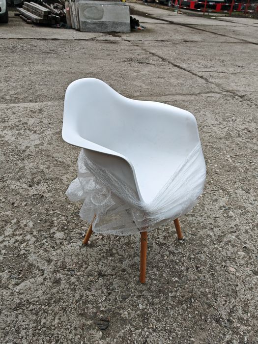 Комплект от 4 трапезни стола полипропилен с крака от бук и разпънки