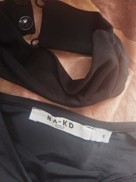 Интересна блузка с един ръкав