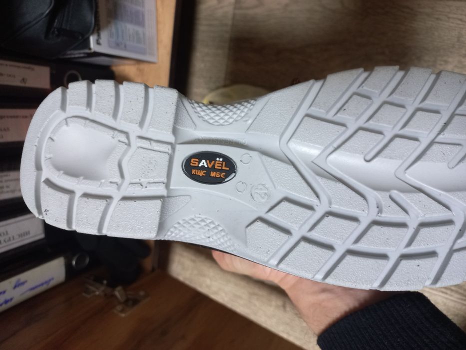 Продам спец ботинки