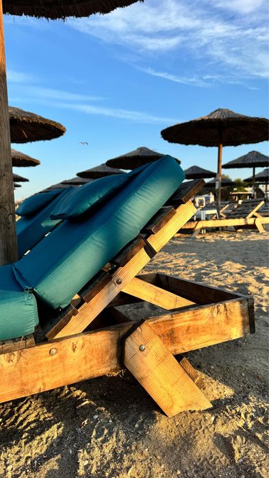 Vand saltele ptr sezlonguri, sezlonguri din lemn si umbrela din stuf