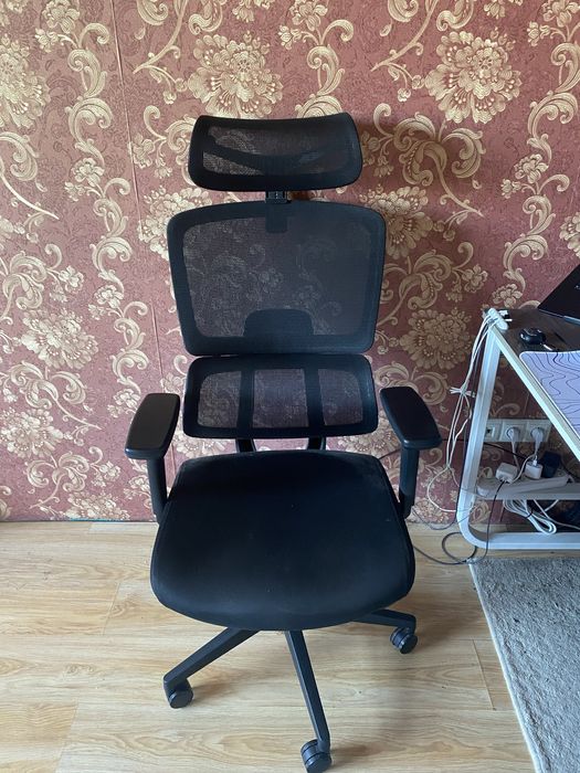 Продаю офисное сеточное кресло Deli