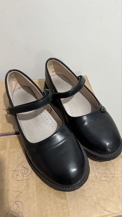 Продам туфли для девочки