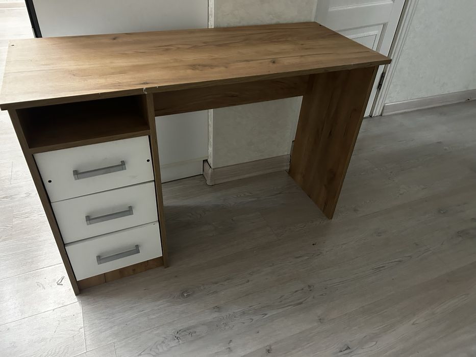 Стол письменный с ящиками