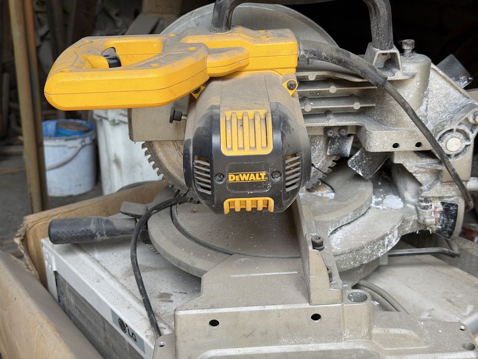 Торцовочна пила DeWAlT и Crown