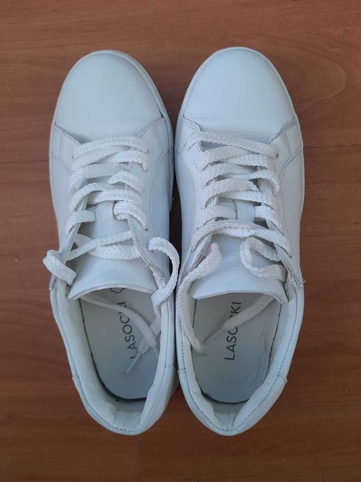 Бели кожени кецове