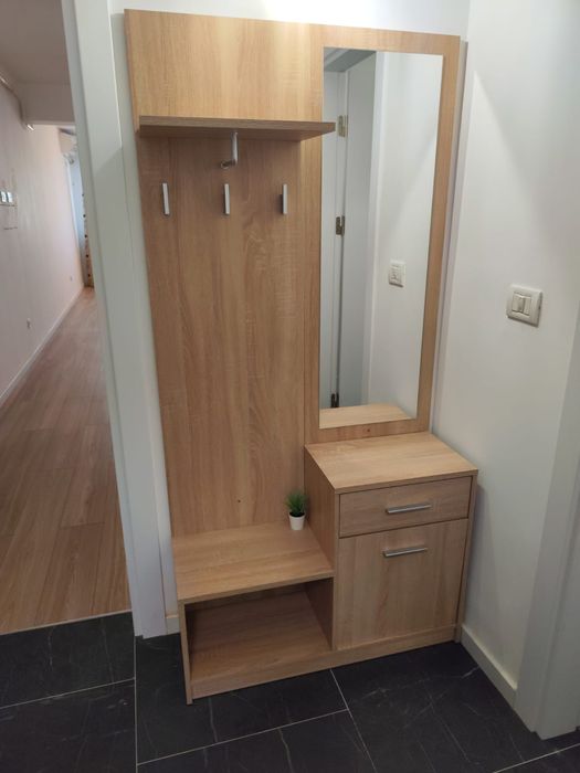 Vând cuier cu oglinda pt hol