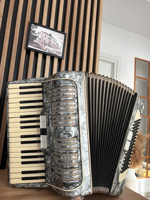 Acordeon nemtesc cu 80 de basi impecabik