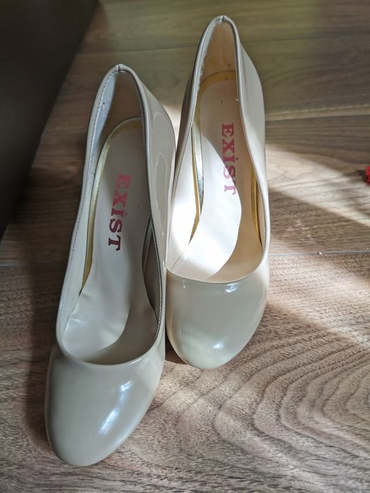 Pantofi bej cu toc