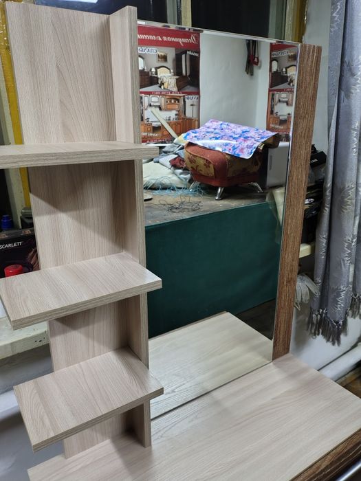 Продам тримо с зеркалом и полачками