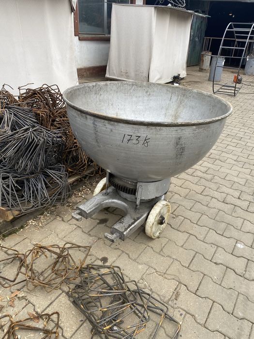 Bazin 2 to nefolosit , unul de 3 to folosit si bazin malaxor ,rezervor aer compresat