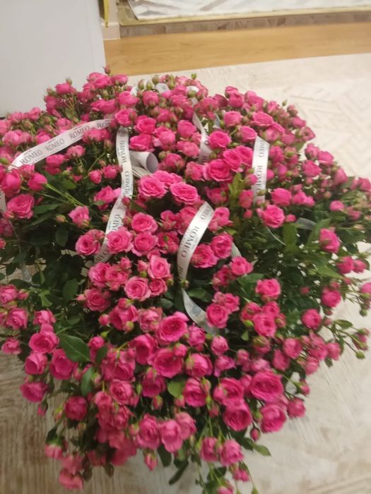 Кустовые розы в корзине