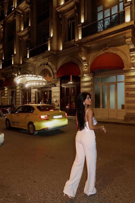 Бял панталон с камъни