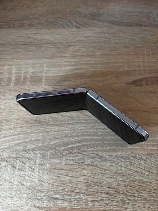 Продавам Samsung Galaxy Z flip 4