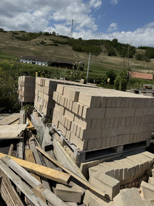 Caramida refractara noua